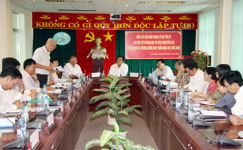 Bantin 9.21 (TT) -  Lam viec voi So Khoa hoc va Cong nghe, bi thu tinh uy Tran Dinh Thanh.jpg